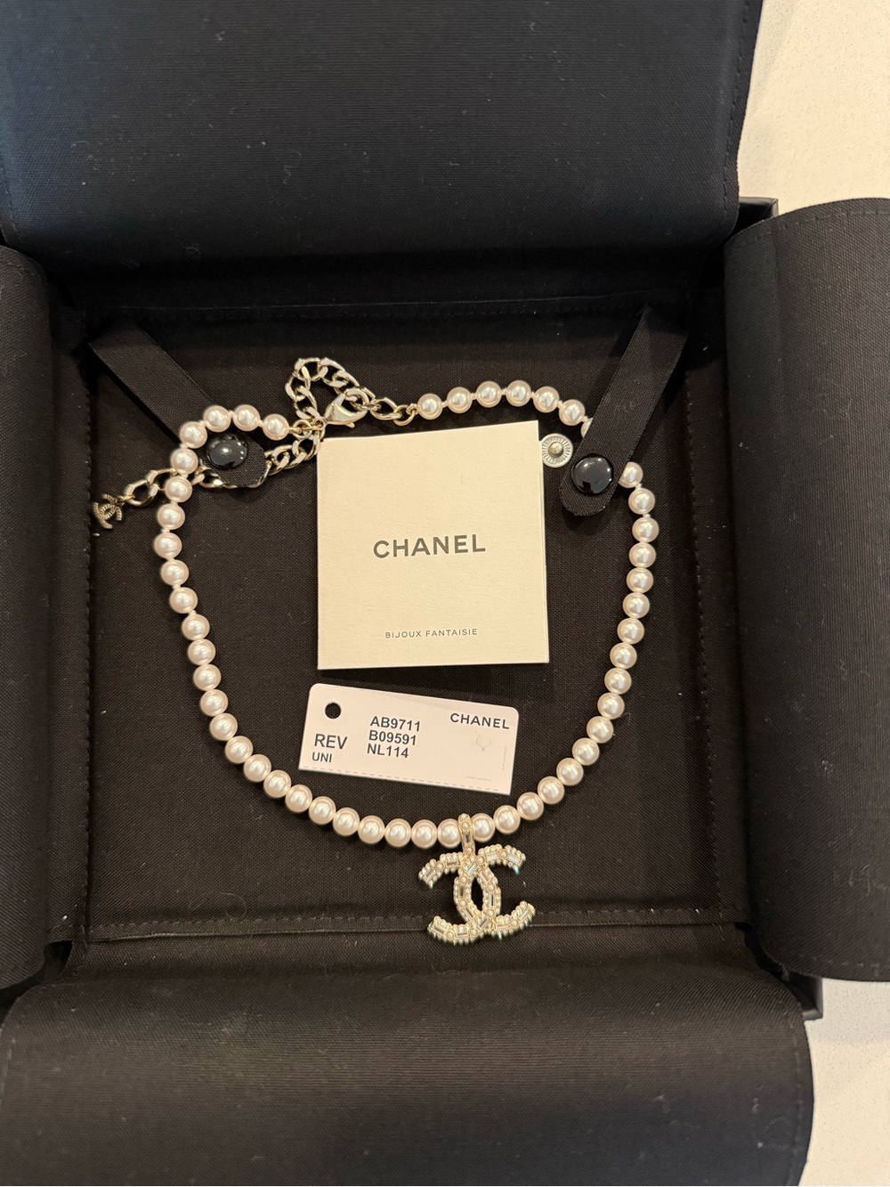 CHANEL Pearl Necklace with Crystal-Studded CC Pendant - White & silver - Picture 4 of 6